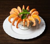 Креветки отварные с лимоном