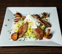 Теплый салат со свининой