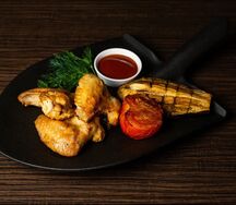 Сочные куриные крылышки в аджике с овощами