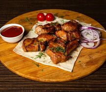 Шашлык из свининой шейки с соусом и лавашом