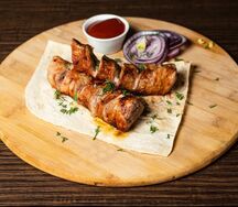 Шашлык из cвинoго филе с соусом и лавашом