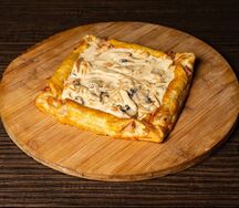 Филе куриное с беконом в слоеном тесте