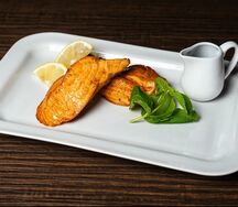 Шашлык из филе норвежской семги с гранатовым соусом и лавашом