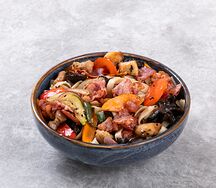 Вок с курицей и беконом