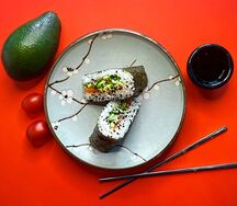 Онигири с лососем