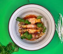 Грибы Эноки с беконом