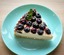 Чизкейк с голубикой порция
