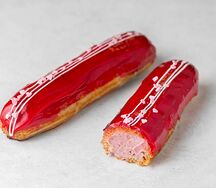 Эклер клубничный