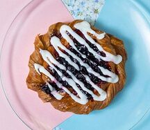 Слойка с черникой и черной смородиной