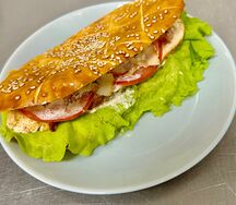 Сэндвич на сдобной булке с беконом и курицей гриль