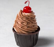 Капкейк шоколадный с вишней