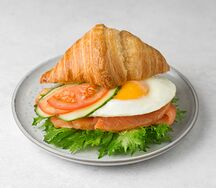 Сэндвич-круассан с семгой и яйцом