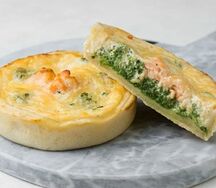 Киш с лососем и шпинатом