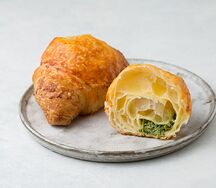 Круассан с сыром и шпинатом