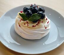 Десерт Павлова с голубикой