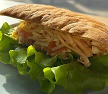 Скрэмбл с лососем на чиабатте