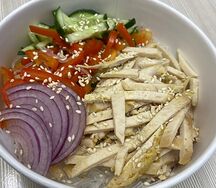 Салат с фунчозой и курицей гриль