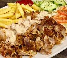 Шаурма на тарелке с курицей