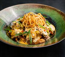 Рваная свинина с картофельными дольками под сырным соусом