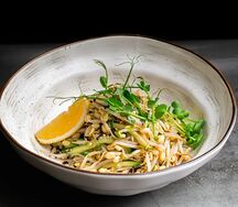 Салат с соевыми ростками и огурцом с кунжутным маслом