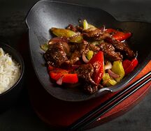Лапша с говядиной и овощами с соусом из черного перца