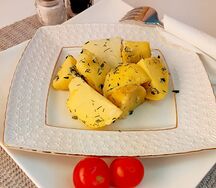 Картофель отварной с зеленью и сливочным маслом