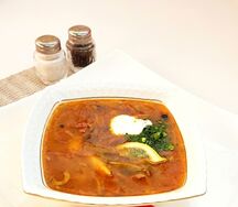 Солянка мясная со сметаной и лимоном