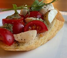 Тост с томатами и моцареллой 