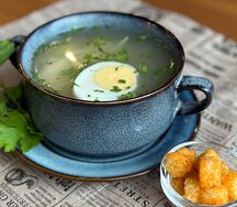 Бульон куриный с лапшой и яйцом