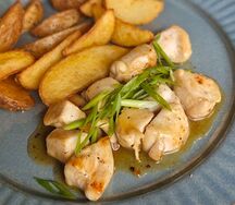 Куриное филе с картофельными дольками в соусе сладкий чили