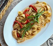 Паста с курицей в паназиатском соусе