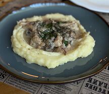 Свинина с грибами в сливках с картофельным пюре