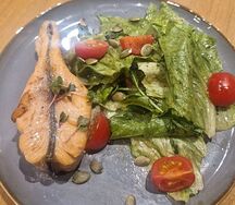 Форель с зеленым салатом