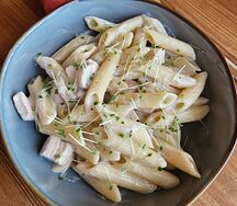 Пата Пенне с курицей и грибами