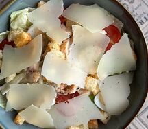 Салат цезарь с курицей