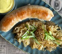 Баварская колбаса с капустой, квашенной в белом вине