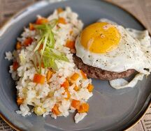 Бифштекс с яйцом и рисом