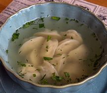 Пельмени с бульоном