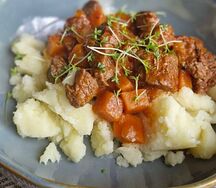 Тушеная говядина с картофельным пюре
