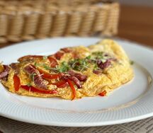 Омлет с охотничьими колбасками и болгарским перцем