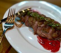 Утиная грудка с пряной грушей