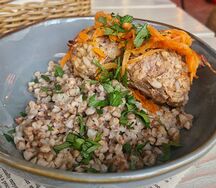 Тефтели в томатном соусе с гречкой