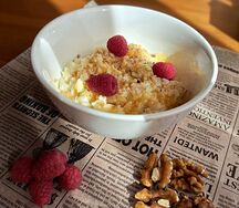 Каша рисовая с банановым топингом, ягодами и грецким орехом