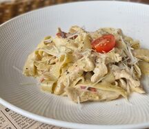 Паста с курицей в сливочном соусе песто