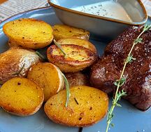 Филе-миньон с гарниром из запеченного бэби картофеля 