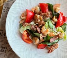 Салат с креветками и хрустящим беконом