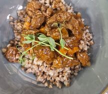 Говядина, тушенная с гречкой