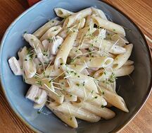 Паста с курицей и грибами