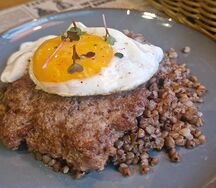 Бифштекс с яйцом и гречкой