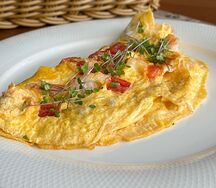 Омлет с креветкой и томатами